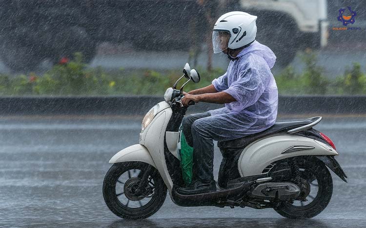 Lưu ý khi đi xe máy trời mưa