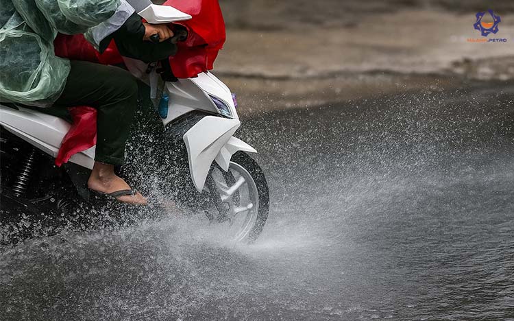 Lưu ý khi đi xe máy trời mưa